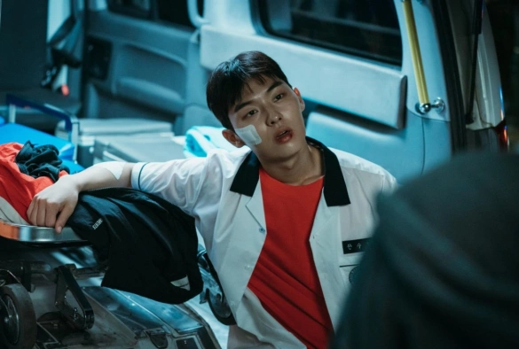 Кадр из дорамы Слабый герой