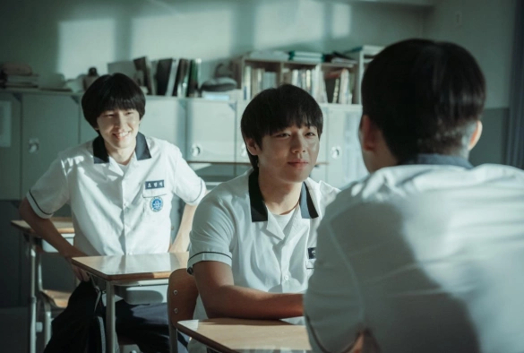 Кадр из дорамы Слабый герой