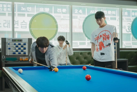 Кадр из дорамы Слабый герой