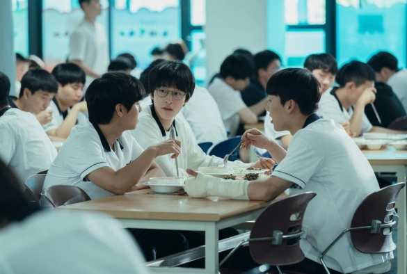 Кадр из дорамы Слабый герой