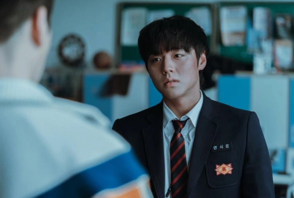 Кадр из дорамы Слабый герой