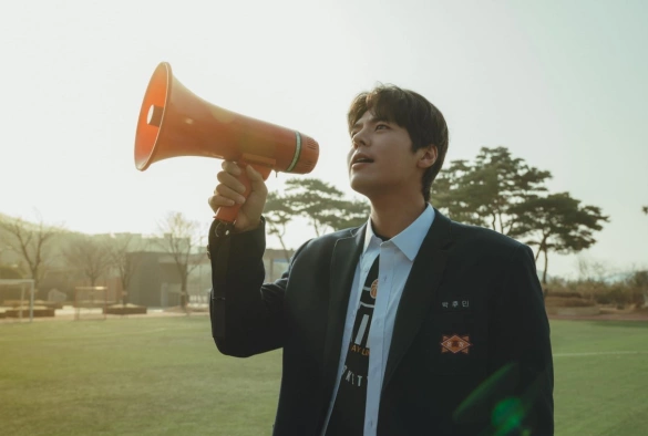 Кадр из дорамы Слабый герой