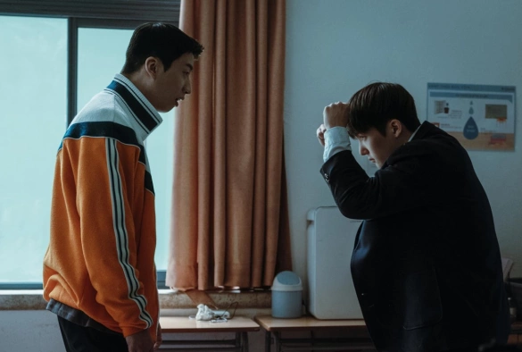 Кадр из дорамы Слабый герой