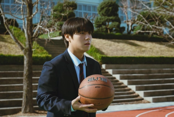 Кадр из дорамы Слабый герой