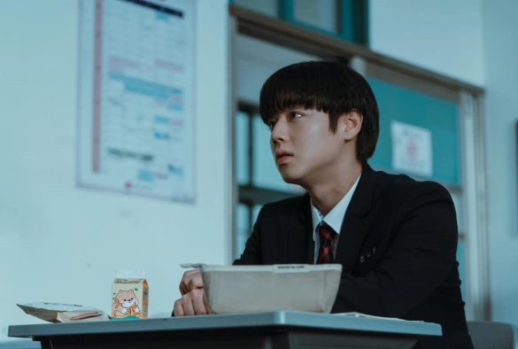 Кадр из дорамы Слабый герой