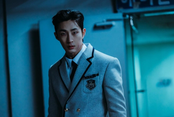 Кадр из дорамы Слабый герой