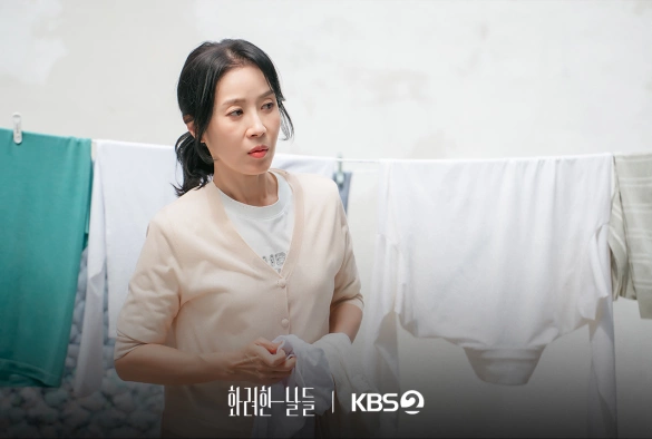 Кадр из дорамы Наши золотые дни