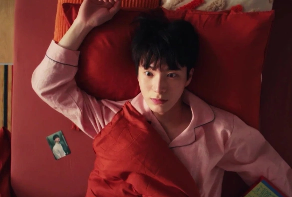 Кадр из дорамы Я встретил своего биаса!?