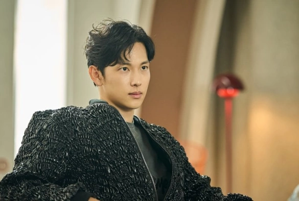 Кадр из дорамы Богомол