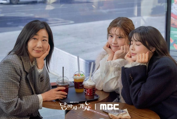 Кадр из дорамы На Луну!