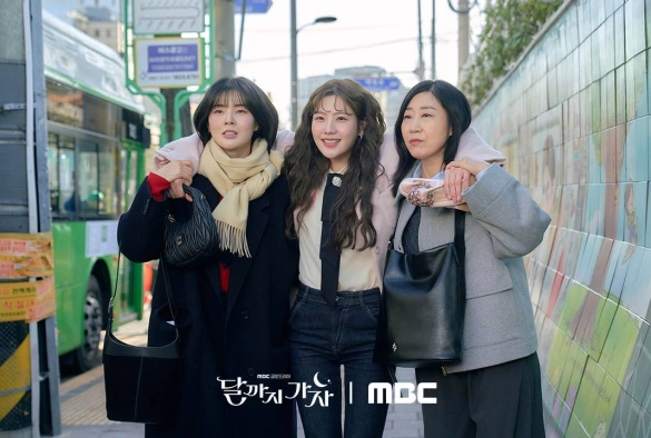 Кадр из дорамы На Луну!