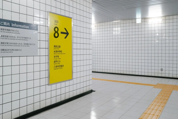 Кадр из дорамы Выход 8