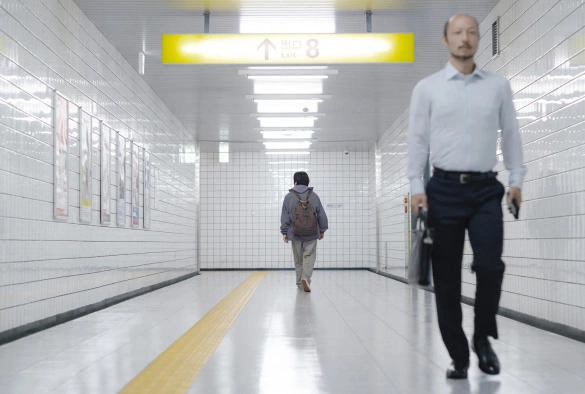 Кадр из дорамы Выход 8