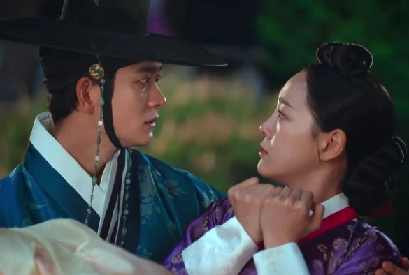 Кадр из дорамы Струящаяся над рекой луна