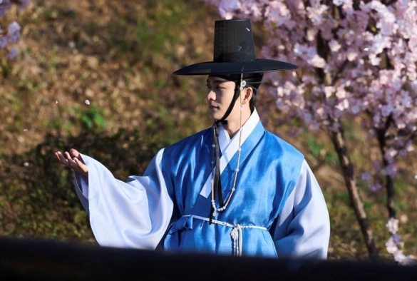 Кадр из дорамы Струящаяся над рекой луна