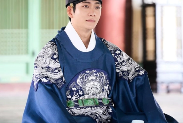 Кадр из дорамы Струящаяся над рекой луна