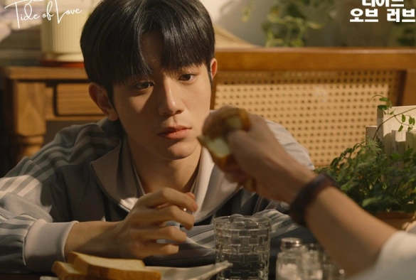 Кадр из дорамы Прилив любви