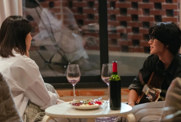 Кадр из дорамы Люби меня