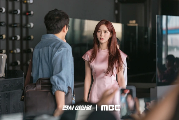 Кадр из дорамы Судья Ли Хан Ён