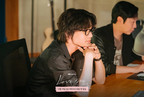 Кадр из дорамы Люби меня