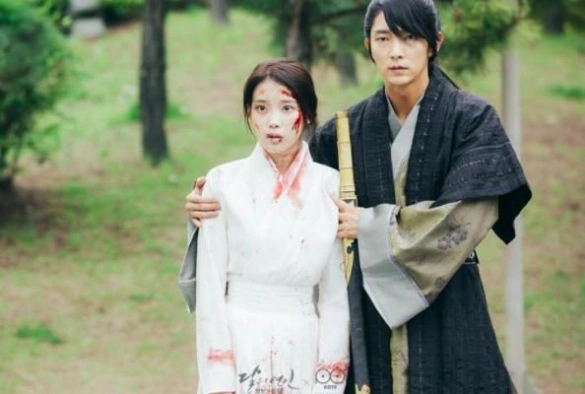 Кадр из дорамы Лунные влюблённые: Алые сердца Корё