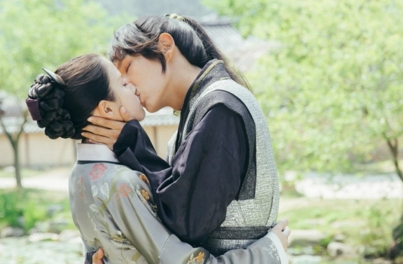 Кадр из дорамы Лунные влюблённые: Алые сердца Корё