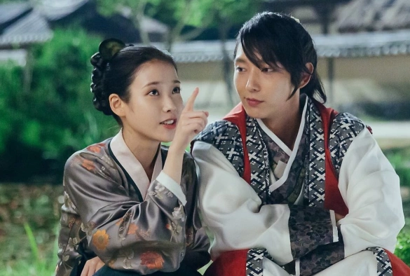 Кадр из дорамы Лунные влюблённые: Алые сердца Корё