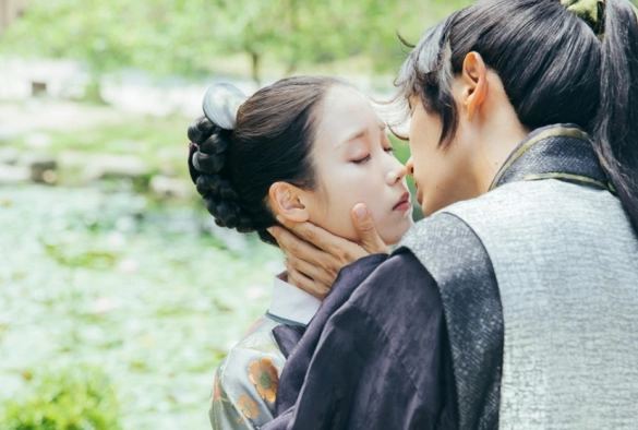 Кадр из дорамы Лунные влюблённые: Алые сердца Корё