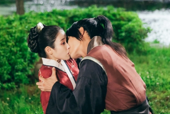 Кадр из дорамы Лунные влюблённые: Алые сердца Корё