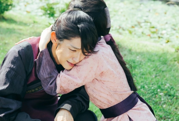 Кадр из дорамы Лунные влюблённые: Алые сердца Корё