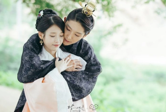 Кадр из дорамы Лунные влюблённые: Алые сердца Корё