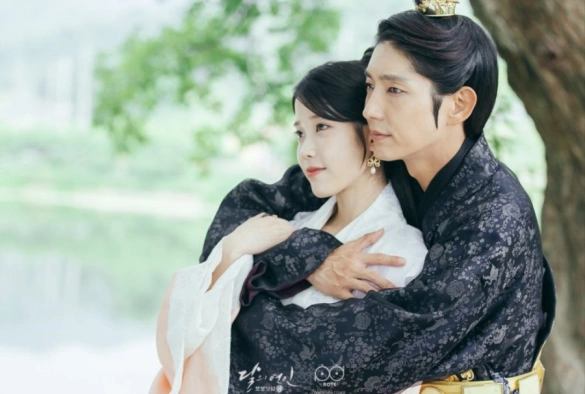 Кадр из дорамы Лунные влюблённые: Алые сердца Корё
