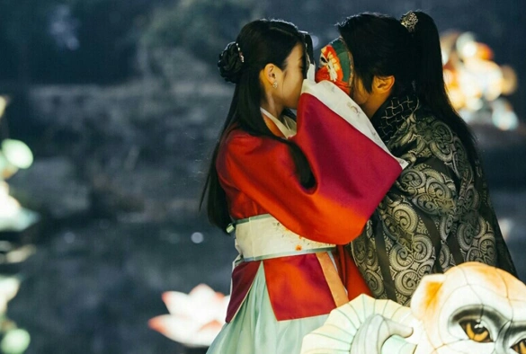 Кадр из дорамы Лунные влюблённые: Алые сердца Корё