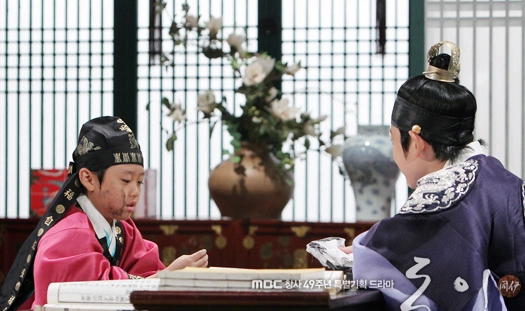 Кадр из дорамы Дон И