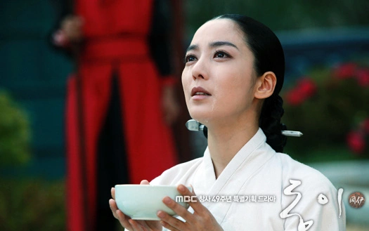 Кадр из дорамы Дон И