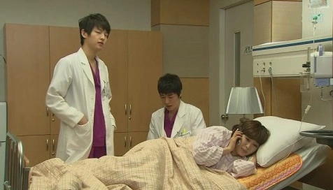 Кадр из дорамы Доктора акушеры-гинекологи