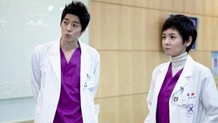 Кадр из дорамы Доктора акушеры-гинекологи