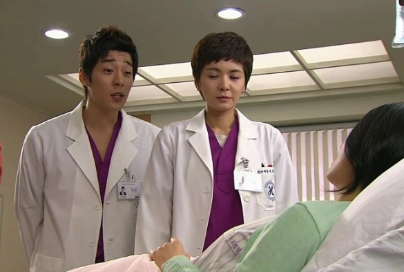 Кадр из дорамы Доктора акушеры-гинекологи