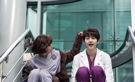 Кадр из дорамы Доктора акушеры-гинекологи