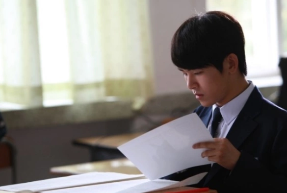 Кадр из дорамы Ответ в 1997