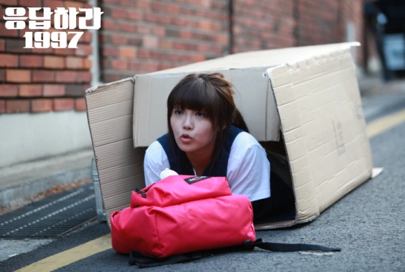 Кадр из дорамы Ответ в 1997