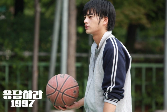 Кадр из дорамы Ответ в 1997