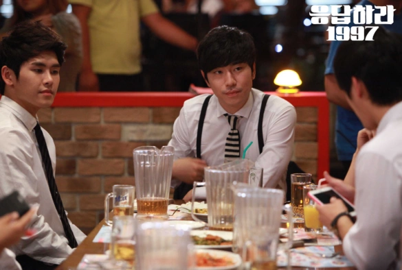 Кадр из дорамы Ответ в 1997