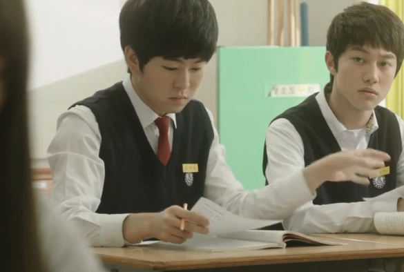 Кадр из дорамы Переходный возраст