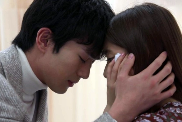 Кадр из дорамы Поцелуй, который убивает