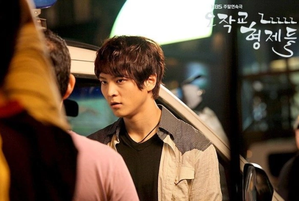 Кадр из дорамы Братья Очжаккё