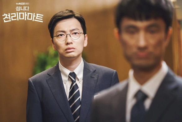 Кадр из дорамы Дешевый магазин Чхонрима