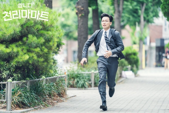 Кадр из дорамы Дешевый магазин Чхонрима