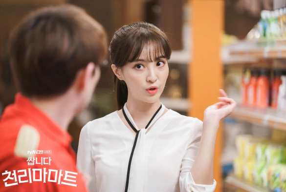 Кадр из дорамы Дешевый магазин Чхонрима