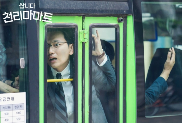 Кадр из дорамы Дешевый магазин Чхонрима